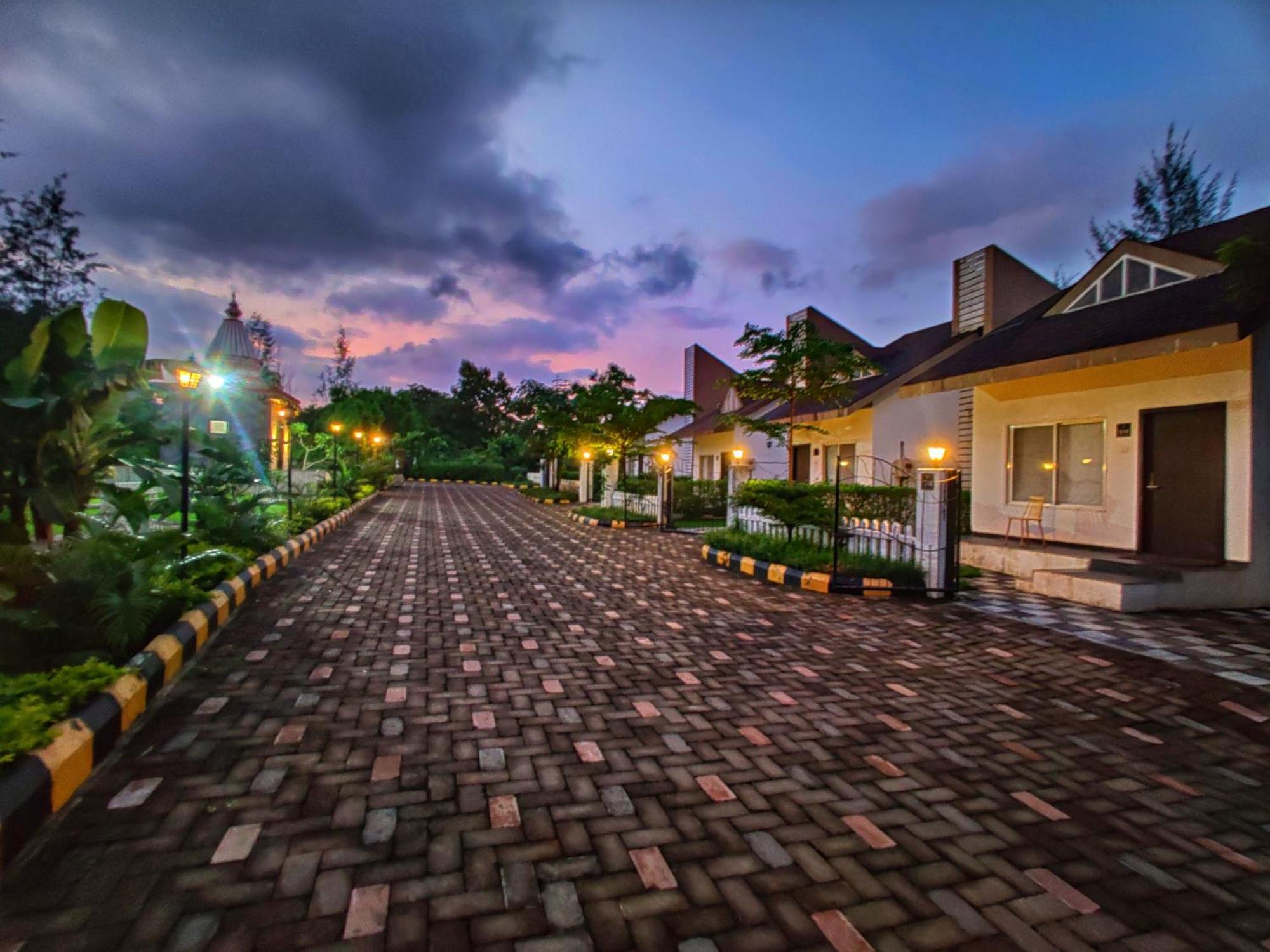 Pushpam Sanskruti Resort Karjat - A Pure Veg Resort Dhamni Esterno foto