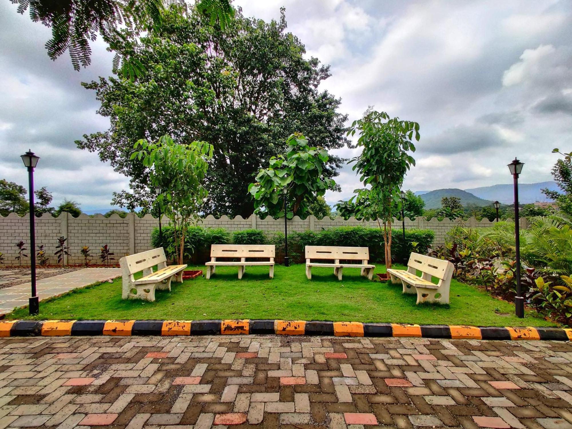 Pushpam Sanskruti Resort Karjat - A Pure Veg Resort Dhamni Esterno foto