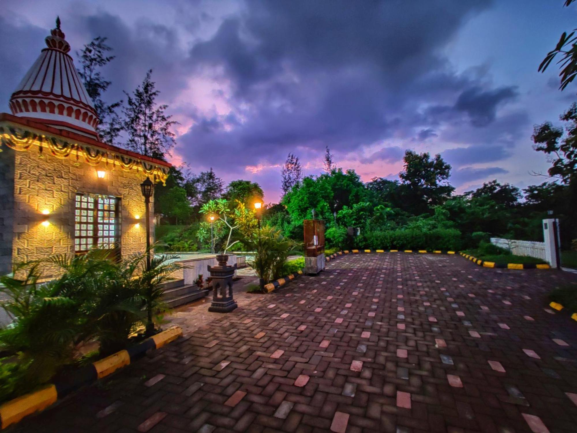 Pushpam Sanskruti Resort Karjat - A Pure Veg Resort Dhamni Esterno foto