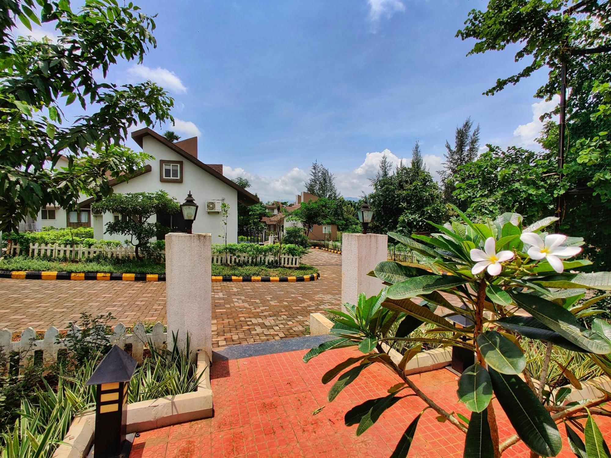 Pushpam Sanskruti Resort Karjat - A Pure Veg Resort Dhamni Esterno foto