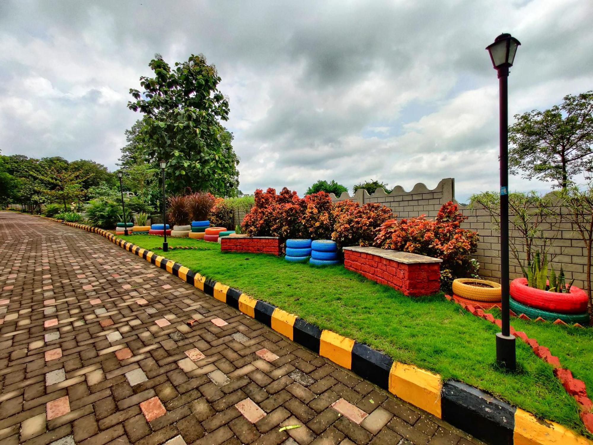 Pushpam Sanskruti Resort Karjat - A Pure Veg Resort Dhamni Esterno foto