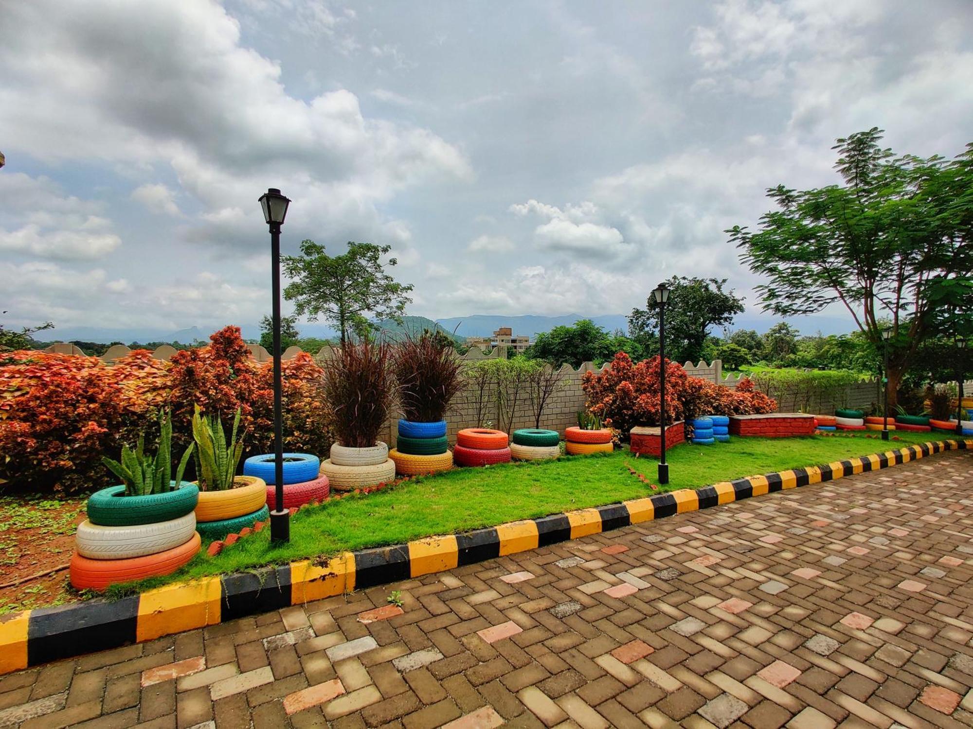 Pushpam Sanskruti Resort Karjat - A Pure Veg Resort Dhamni Esterno foto